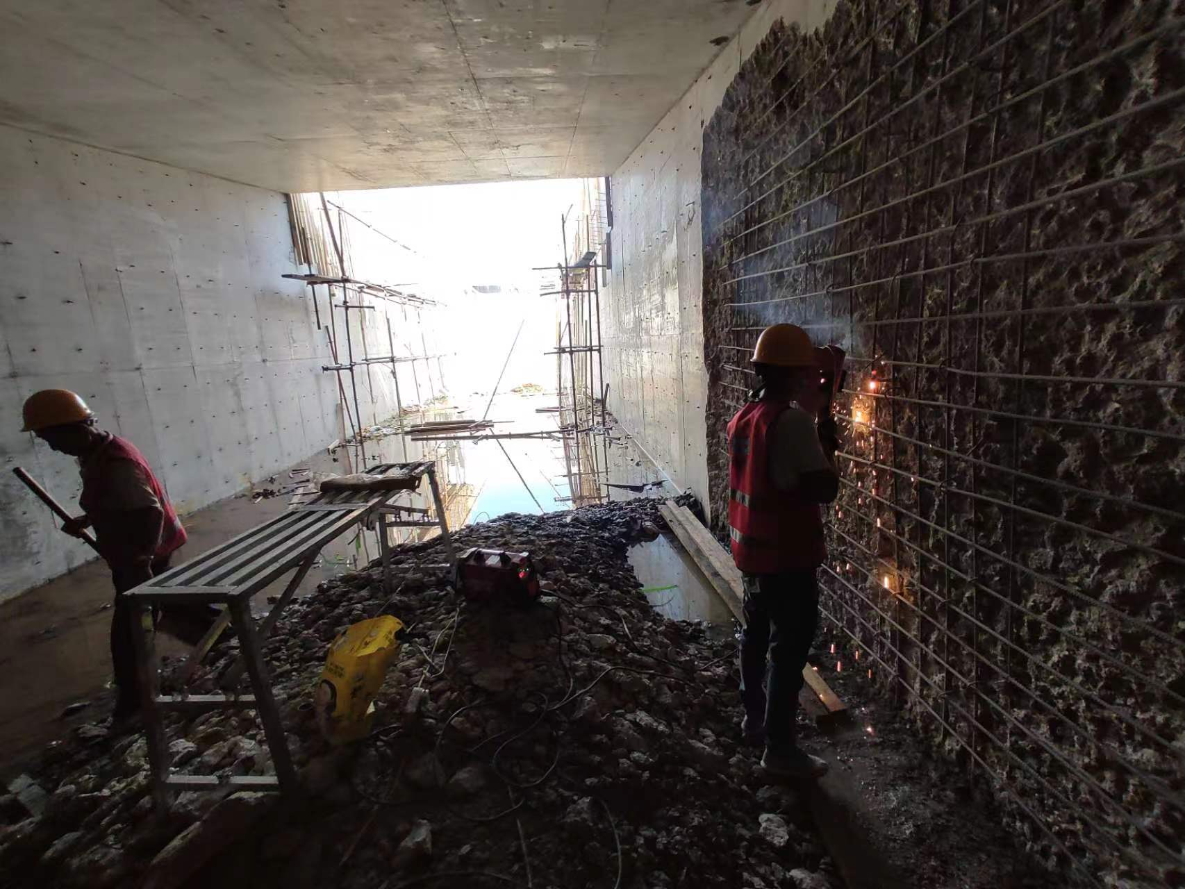 凉州挖断承重墙导致楼体开裂，加固施工方案出炉